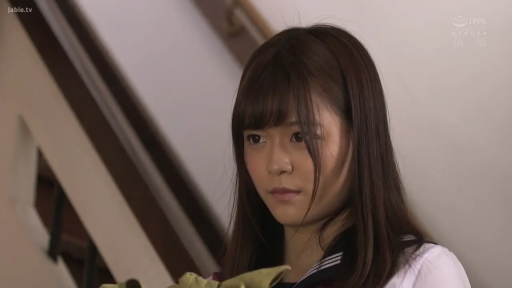 严肃 · 站姿 · 注视 · 特写 · 清纯 · 水手服 · 楼梯口