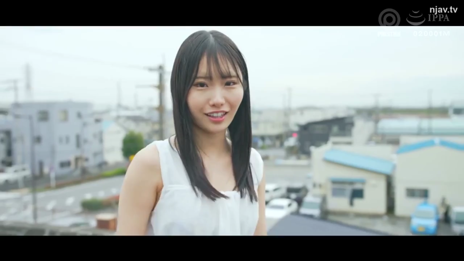 面部 · 微笑 · 白色背心 · 户外 · 注视镜头 · 水印 · 正面站姿