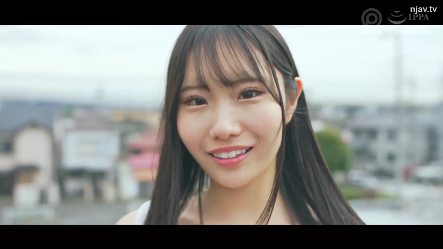 甜美 · 站姿 · 面部特写 · 白色背心 · 注视镜头 · 长发 · 户外天台