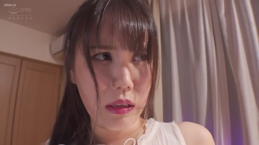 室内 · 面部 · 白色上衣 · 注视 · 特写 · 正面 · 担忧