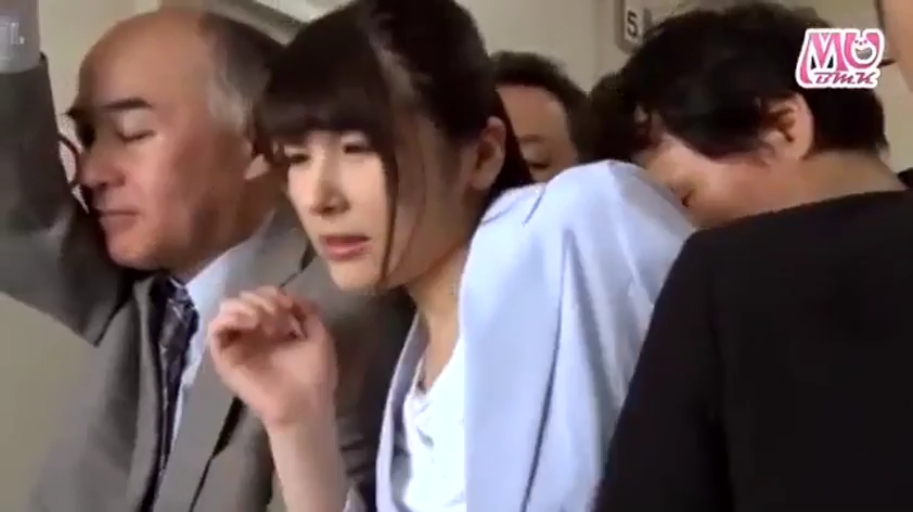 脸部特写 · 站立 · 职业装 · 电车