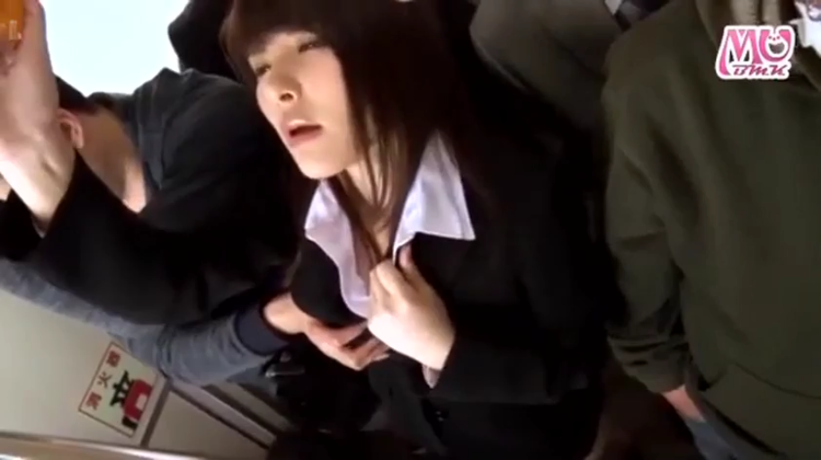 Breast close-up · Stand · Business attire · 电车