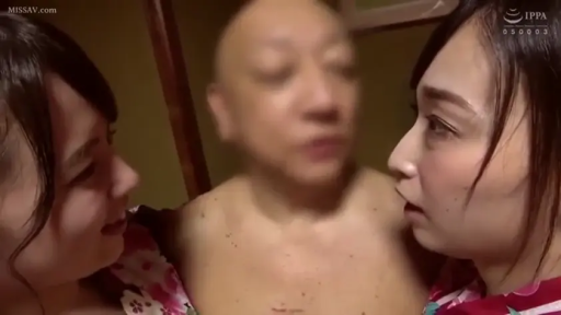 室内 · 陶醉 · 嘴部 · 多人 · 舔舐 · 贴近 · 红色睡衣