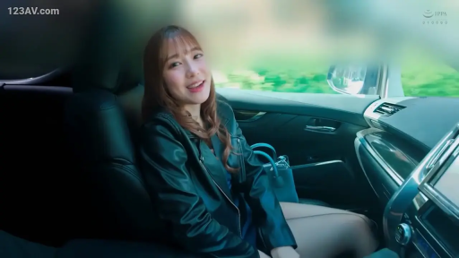 坐姿 · 微笑 · 黑色皮衣 · 手提包 · 注视 · 车内 · 长发