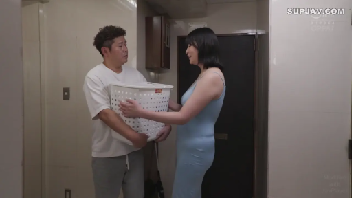 室内 · 站立 · 中景 · 自然 · 休闲服 · 日常 · 洗衣篮 · 搬运洗衣篮