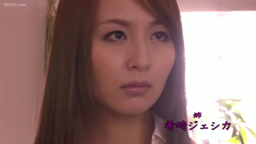 室内 · 真剣 · 白色衬衫 · 顔のクローズアップ · 注視 · 披肩长发 · 正位