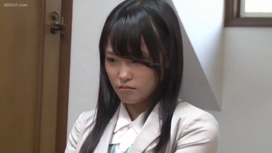 室内 · 坐姿 · 面部 · 忧郁 · 职业装 · 长发