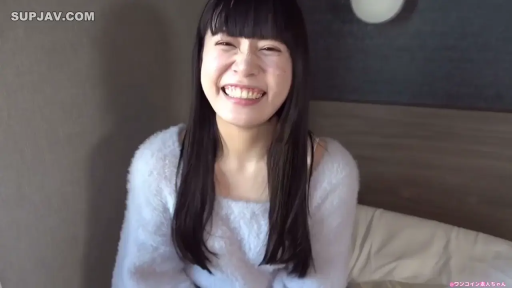 坐姿 · 脸部特写 · 喜悦 · 灿烂笑容 · 齐刘海 · 白色绒毛衣 · 卧室床边