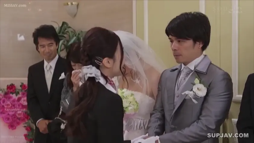 忧郁 · 站立 · 对视 · 多人 · 上半身 · 婚纱 · 婚礼现场 · 手捧花