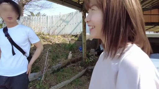 站立 · 微笑 · 白色上衣 · 对视 · 室外 · 日常 · 侧脸 · 围栏