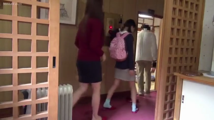 粉色双肩包 · 行走 · 日式室内 · 进屋