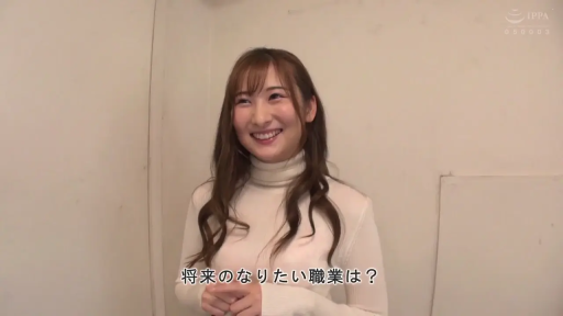 室内 · 站立 · 半身特写 · 笑容 · 日系 · 访谈 · 白色高领毛衣