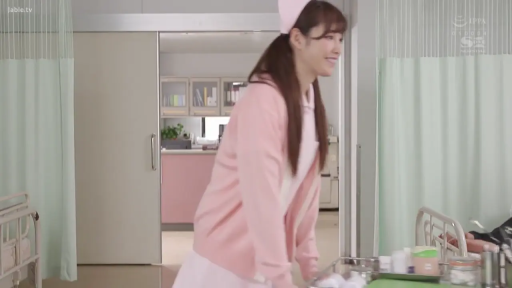 站立 · 微笑 · 粉色护士服 · 医院病房 · 场景全景 · 推车行走 · 医疗器械推车 · 制服诱惑