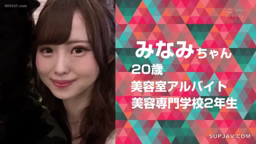 Close-up of the face · Studio · Pure style · Dark clothing · 微笑表情 · 正面姿势 · Text subtitles · 介绍行为