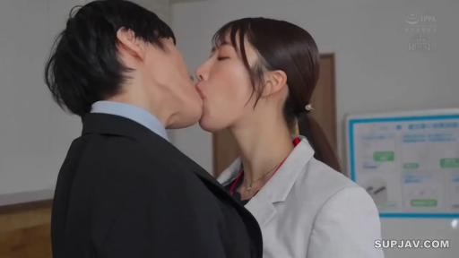 室内 · 投入 · 脸部特写 · 职场题材 · 职业装 · 深吻 · 对站