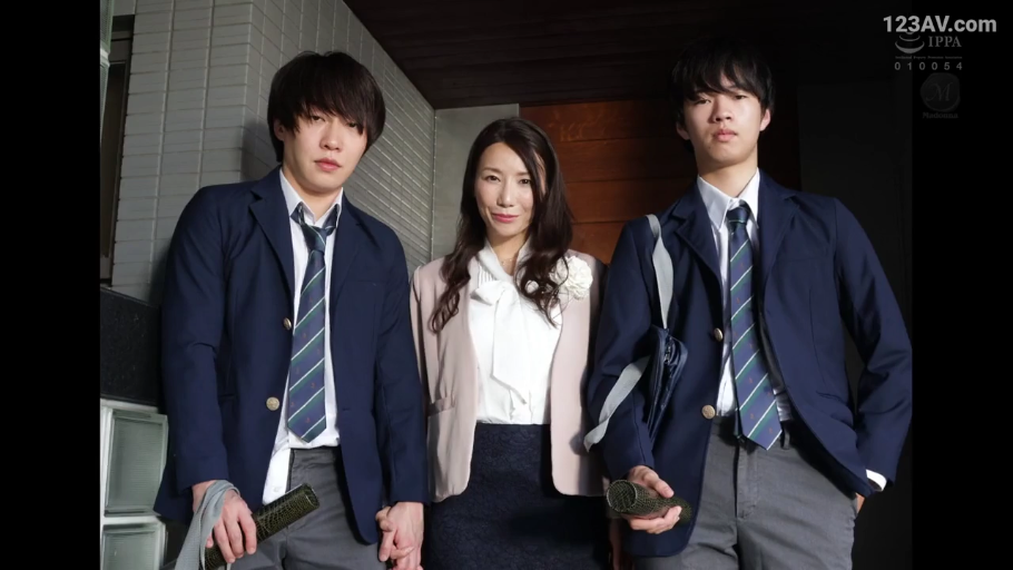 职业装 · 站立 · 建筑门口