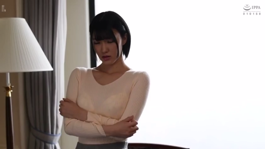 室内 · 单人 · 憂鬱 · 站立 · 中景 · デスクライト · ニットセーター · 胸を張る