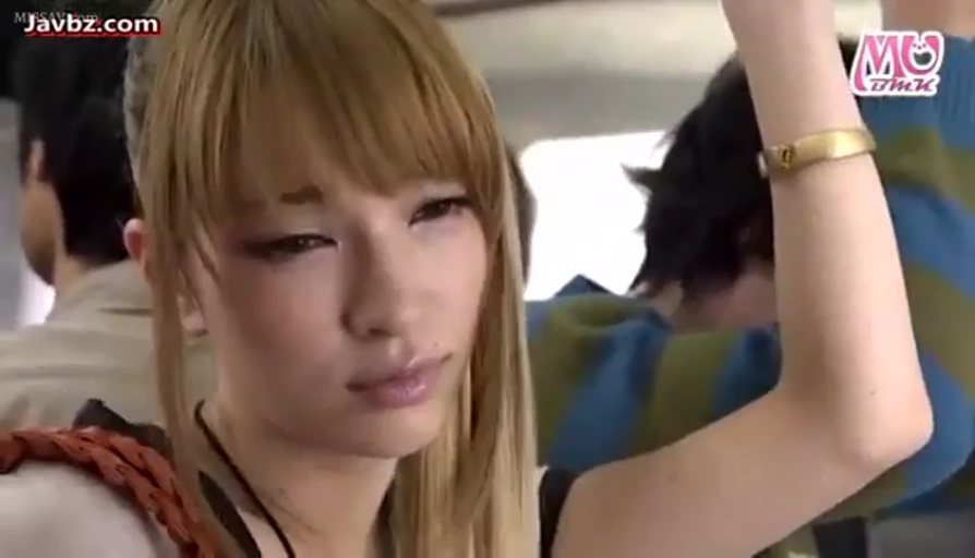 顔のクローズアップ · 乘车 · 休闲服 · 痴汉题材 · 電車内 · 站立抬手 · 空洞表情 · 车内吊环