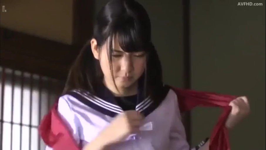 专注 · 站立 · 上半身 · 水手服 · 整理衣服 · 日式房间