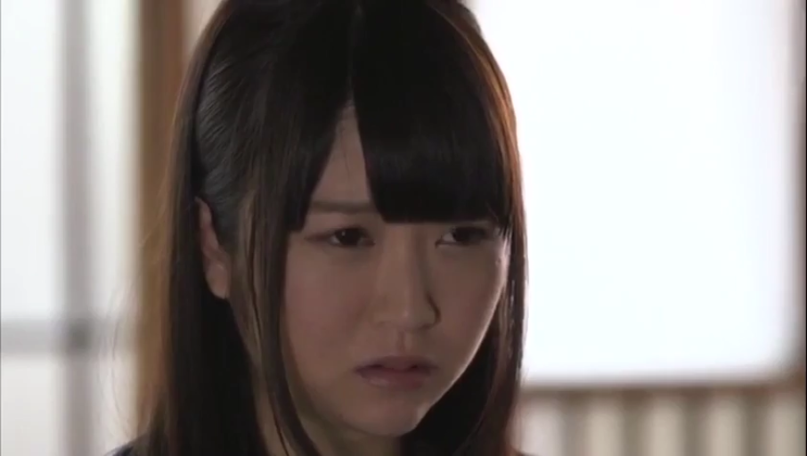 室内 · 委屈 · 脸部特写 · 站姿 · 注视 · 深色上衣 · 长直发