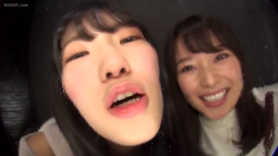 室内 · 俯身 · 脸部特写 · 微笑 · 休闲装 · POV · 窥视 · 门镜