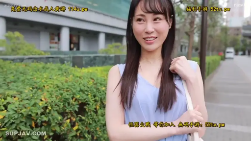 甜美 · 字幕 · 行走 · 挎包 · 户外 · 散步 · 无袖背心