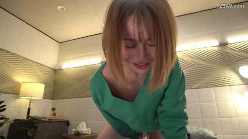 室内 · 面部 · 俯身 · 微笑 · 台灯 · 前倾 · 绿色毛衣