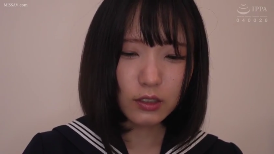 室内 · 坐姿 · 脸部特写 · 水手服 · 俯视 · 哀愁 · 黑发