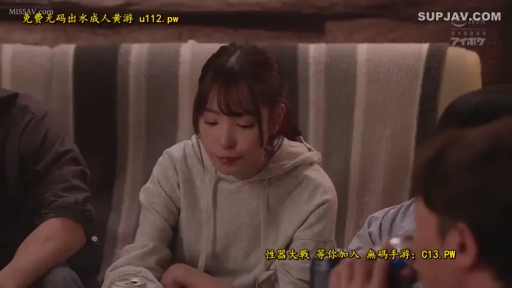 室内 · 坐姿 · 平静 · 多人 · 上半身 · 聚餐 · 饮料罐 · 连帽卫衣