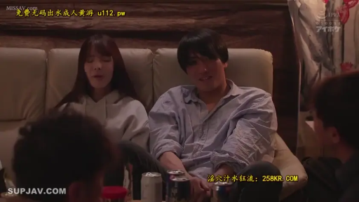 Indoor · Sitting Posture · Medium shot · Sofa · 自然 · Chat · 多人 · 卫衣