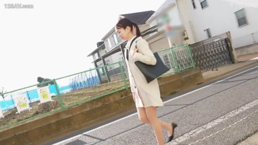 全身 · 提包 · 街道 · 户外 · 散步 · 走动 · 白色风衣