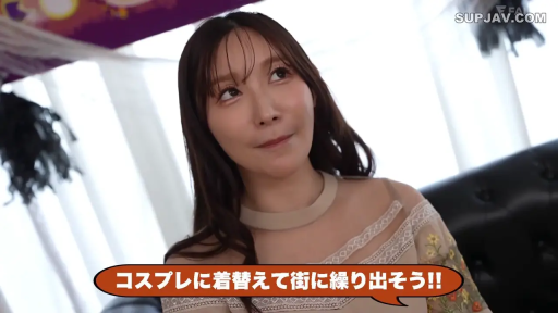 室内 · 坐姿 · 脸部特写 · 沙发 · 微笑 · 注视 · 长发 · 蕾丝花纹裙子