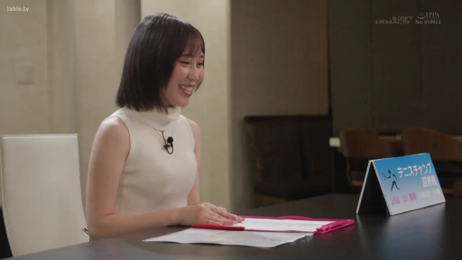 站姿 · 专注 · 连衣裙 · 远景 · 摄像机 · 演播室 · 录制节目 · 工作环境