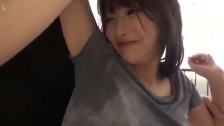 室内 · 微笑 · 汗水 · 灰色T恤 · 腋下 · 抬手 · 展露腋下