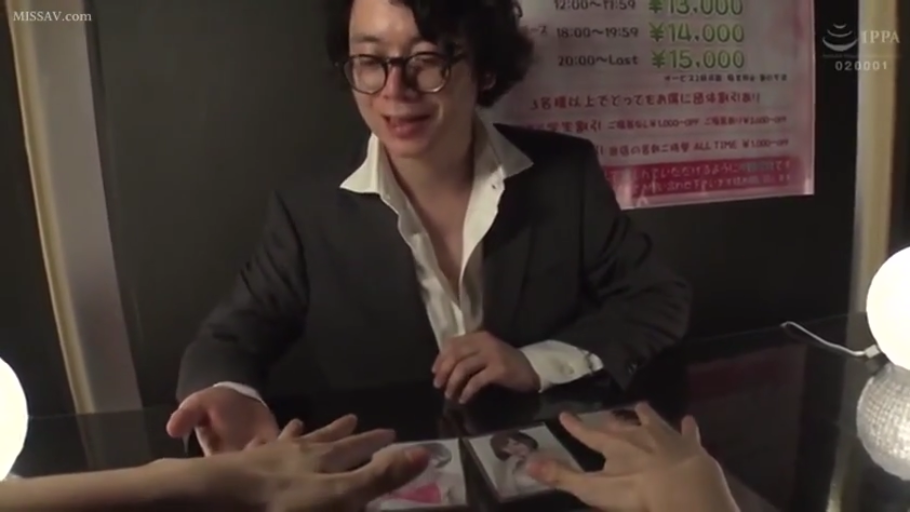 坐姿 · 第一视角 · 中景 · 微笑 · 西装 · 展示照片 · 接待室 · 选人卡片