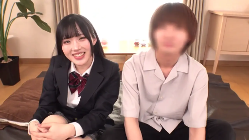 室内 · 坐姿 · 校服 · 中景 · 盆栽 · 微笑 · 并排坐 · 人脸模糊