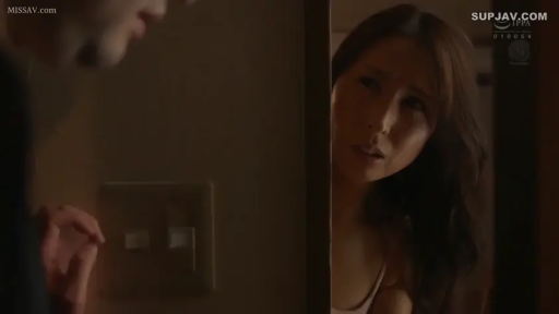 Melancholy · Close-up of the face · Observation · Sleeveless vest · 剧情向 · Peeping · 室内门口 · 电灯开关