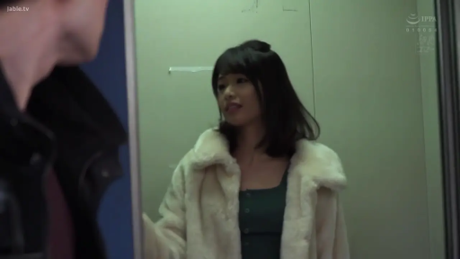 Elevator · Conversation · Medium shot · 自然 · 皮草大衣 · 双人 · Face to face