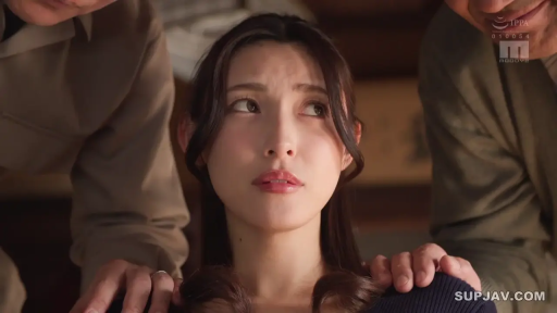 Indoor · 面部特写 · 深色针织衫