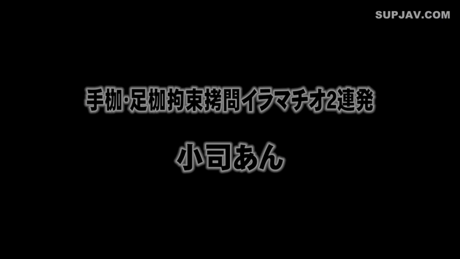室内 · 坐姿 · 微笑 · 面部特写 · 耳机 · 开心 · 灰色毛绒装