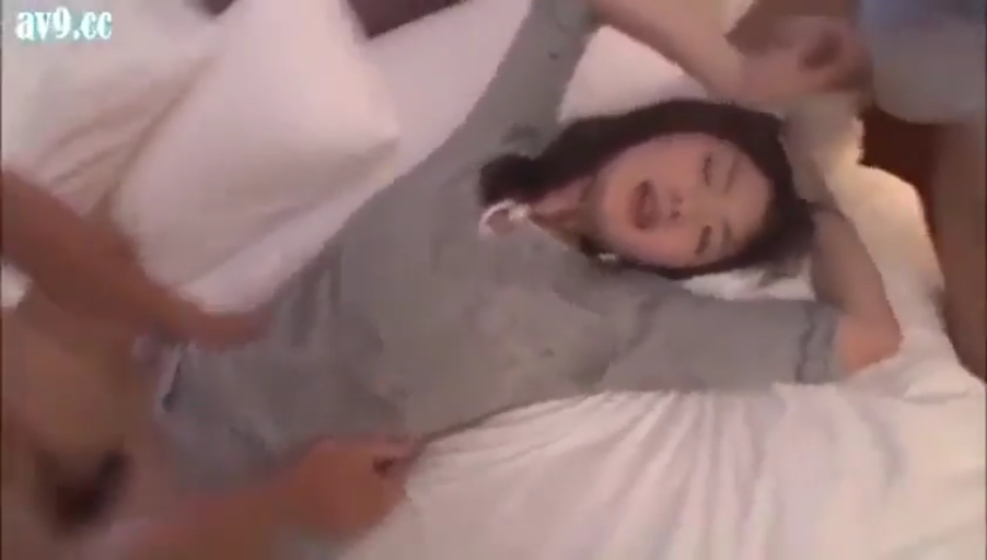 灰色短袖 · 面部近景 · 仰面躺卧 · 酒店床上