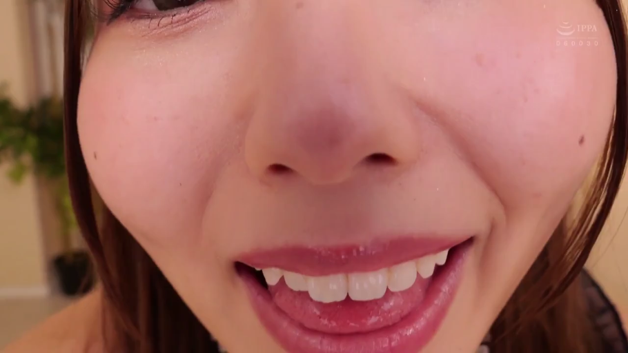 室內 · 臉部特寫 · 靠近鏡頭 · 黑色蕾丝上衣