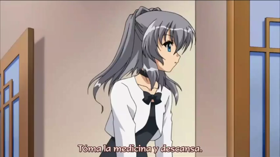 室内 · 中景 · 侧立 · 白色短外套