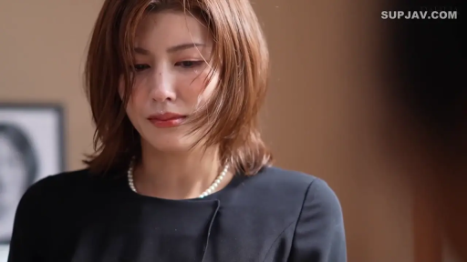 室内 · 脸部特写 · 哀伤 · 流泪 · 珍珠项链 · 剧情片 · 低头垂目 · 黑色正装