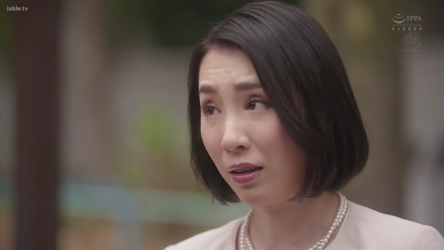 交谈 · 面部特写 · 职业装 · 户外 · 忧虑 · 侧对镜头