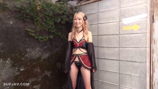 中景 · 站姿 · 摆拍 · 微笑 · 屋外 · 长发 · 角色扮演服 · 角饰