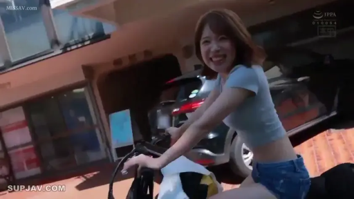 Medium shot · Straddle · Outdoor street · 露脐短袖 · 开心微笑 · 摩托车 · 白天阳光 · 握持手把