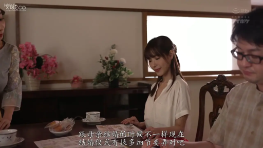 坐姿 · 中景 · 微笑 · 白色衬衫 · 多人 · 餐厅 · 用餐服务 · 茶具报纸