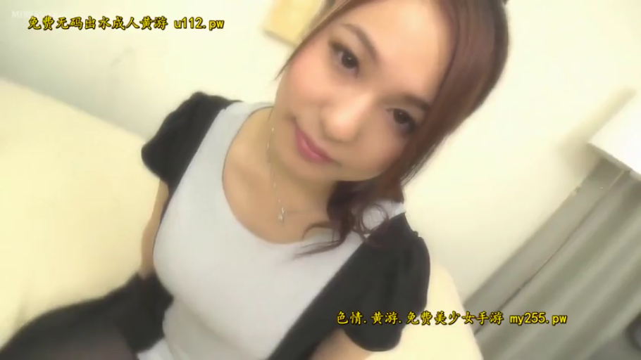 室内 · 面部特写 · 浅色连衣裙