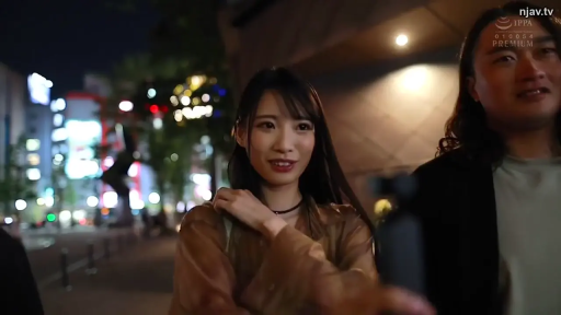 站立 · 中景 · 微笑 · 夜景 · 户外街道 · 走动 · 手持相机 · 棕色透视衫